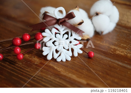 グルーガンで作った雪の結晶オーナメント　秋冬のイメージ 119218401