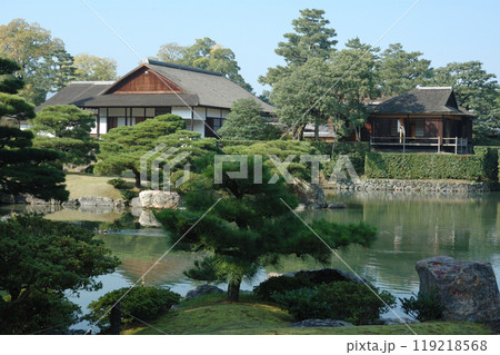 Japanese style garden(Kyoto) / 回遊式の和風庭園の木々(京都・桂離宮) 119218568