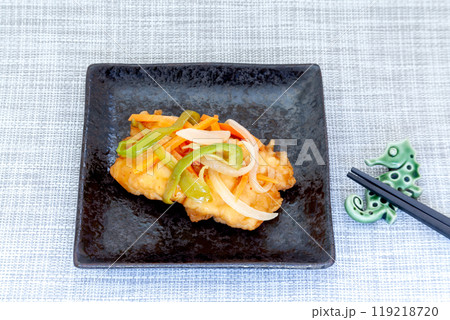 皿に盛った白身魚の南蛮あんかけ 119218720