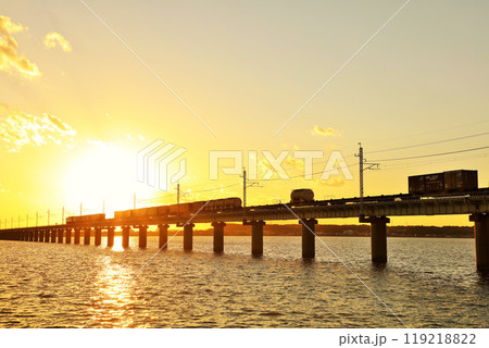茨城県 夕暮れの北浦橋梁と貨物列車 茨城県 夕暮れの北浦橋梁と貨物列車 119218822