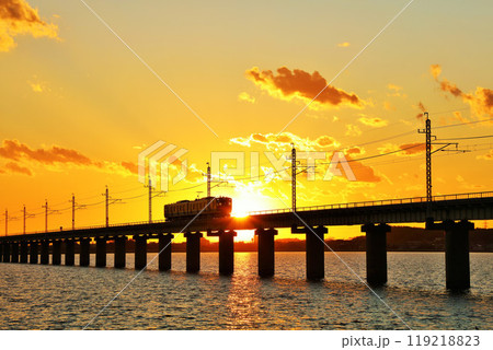 茨城県　夕暮れの北浦橋梁と電車 119218823