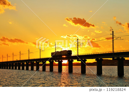 茨城県　夕暮れの北浦橋梁と電車 119218824