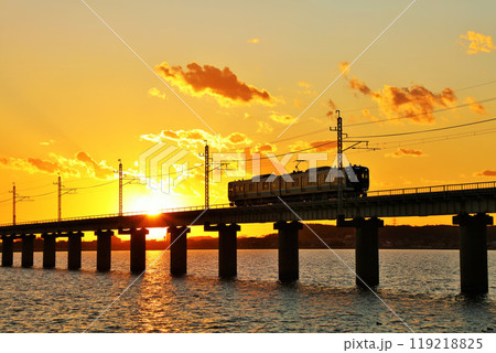 茨城県 夕暮れの北浦橋梁と電車 茨城県 夕暮れの北浦橋梁と電車 119218825