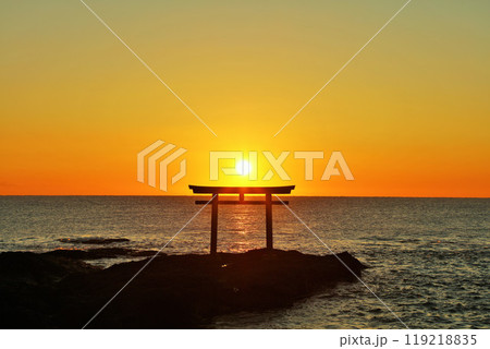 茨城県　大洗磯前神社からの初日の出 119218835