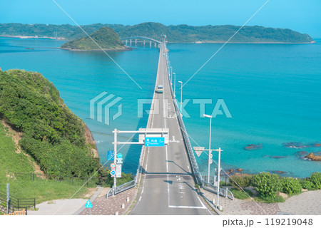 【山口県下関市】晴れた日の観光名所の角島大橋の横写真（上からまっすぐ） 119219048