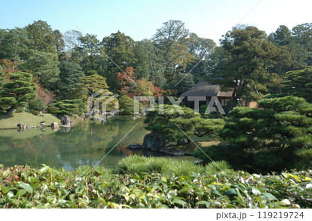 Path in autumn park / 回遊式の和風庭園の紅葉(京都・桂離宮)，広角ワイド 119219724