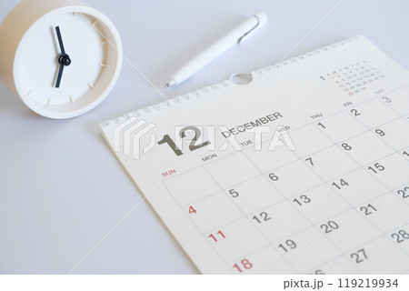 12月のカレンダーと時計　ビジネス 119219934