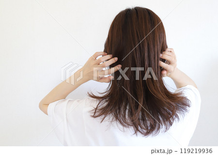 髪の毛を触る女性　ヘアケアイメージ 119219936