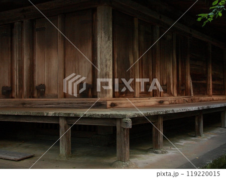 古いお寺の縁側と側面 119220015