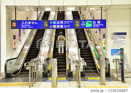 京急から羽田空港第三ターミナルに昇るエスカレーター 119220807