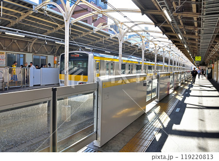 午後の日差しが眩しいJR総武線浅草橋プラットホーム 119220813