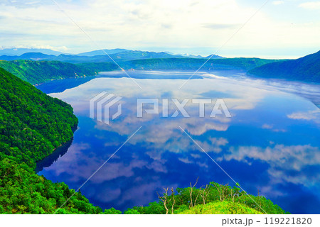 北海道　初夏の摩周湖と湖面に映る雲 119221820