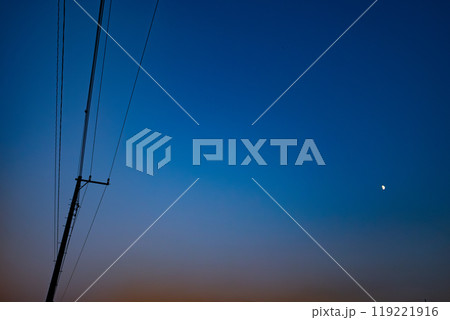 雲ひとつないマジックアワー時の空と半月 119221916
