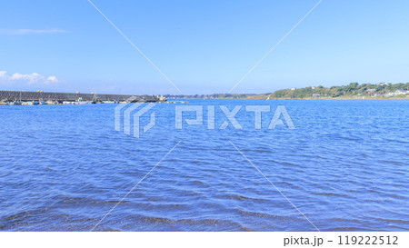 湘南三浦半島の神奈川県三浦市三戸浜の秋晴れ 119222512
