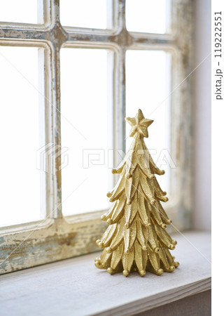 アンティークな窓辺に置かれたクリスマスツリー 119222551