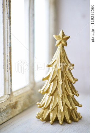 アンティークな窓辺に置かれたクリスマスツリー 119222560