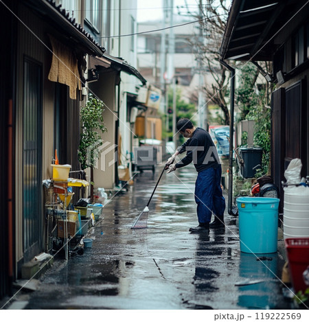 民家の通路を清掃している男性 119222569