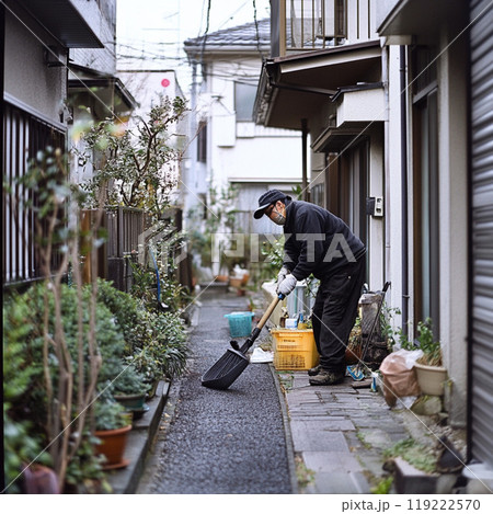 民家の通路の掃除を丹念に行う男性 119222570
