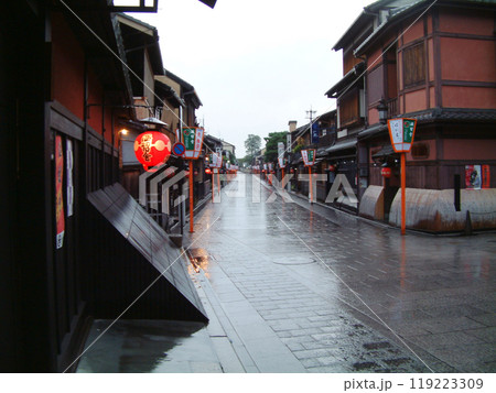 Kyoto Hanamikoji street in rain / 雨の京都，祇園・花見小路，華街 119223309