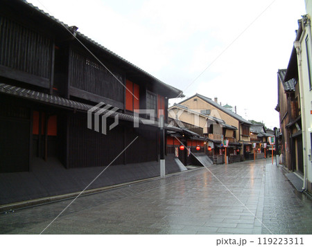 Kyoto Hanamikoji street in rain / 雨の京都，祇園・花見小路，華街 119223311