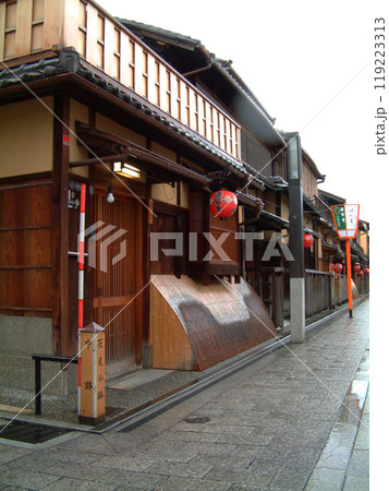 Kyoto Hanamikoji street in rain / 雨の京都,祇園・花見小路,華街 Kyoto Hanamikoji street in rain / 雨の京都,祇園・花見小路,華街 119223313