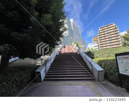 都市の青空と翠と階段 119223895