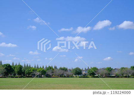 青空と雲と公園、住宅地に近い 青空と雲と公園、住宅地に近い 119224000