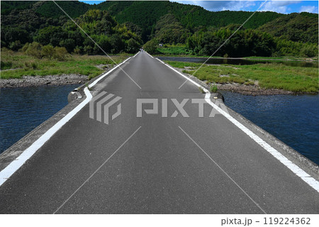 真っすぐな佐田沈下橋 真っすぐな佐田沈下橋 119224362