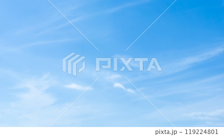 秋の青空と雲　背景 119224801