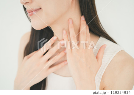 若い女性の首ケア 119224934