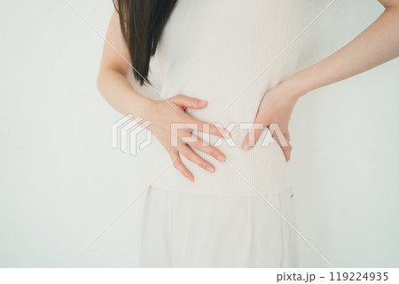 左脇腹をおさえる女性 119224935