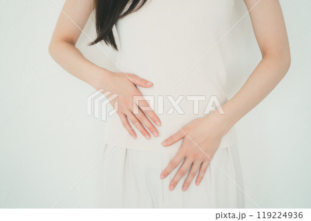 腹部を手でさする女性 119224936