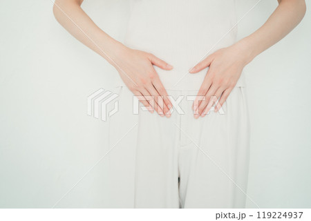 おなかを手でさする女性 119224937