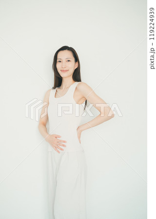 おなかを触る女性 おなかを触る女性 119224939