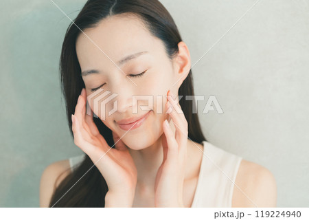 スキンケアをする女性 スキンケアをする女性 119224940