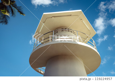 【タイ】サムイ島の白い灯台と青い空の美しいコントラスト 119224957
