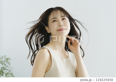 髪をなびかせる若い女性 髪をなびかせる若い女性 119225030