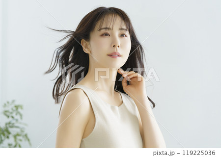 髪をなびかせる若い女性 119225036