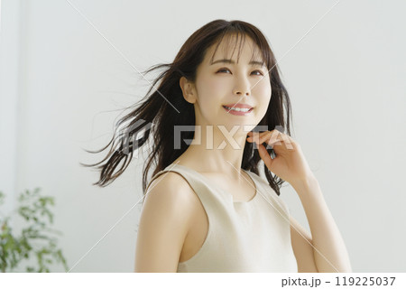 髪をなびかせる若い女性 119225037