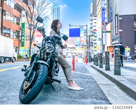 ビジネスウーマンとクルーザーバイク 渋谷 ビジネスウーマンとクルーザーバイク 渋谷 119225084