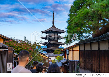 日本家屋の街並み　京都の街並み　五重塔 119225347