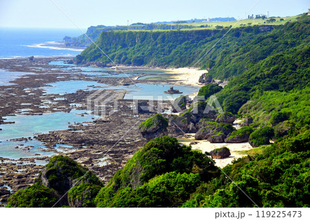 具志頭より摩文仁の丘方面を望む(沖縄県八重瀬町)【2024.10】 具志頭より摩文仁の丘方面を望む(沖縄県八重瀬町)【2024.10】 119225473