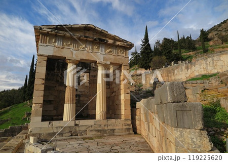ギリシアの古代遺跡デルフィ遺跡のアテネ人の宝庫(Delfi in Greece) ギリシアの古代遺跡デルフィ遺跡のアテネ人の宝庫(Delfi in Greece) 119225620
