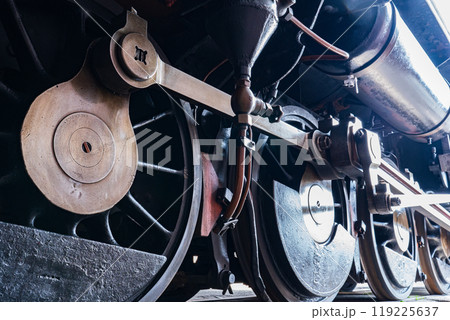 蒸気機関車の動輪と連結棒 119225637
