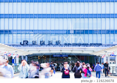 新横浜駅 は 東海道新幹線 の 停車 する 神奈川県 の 駅 【 新横浜 の 風景 】 119226078