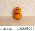 顔が描かれたミカンだるま 119226094