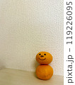 顔が描かれたみかん 119226095
