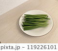 カットしてお皿に載せたニラ 119226101