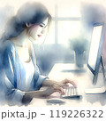 パソコンに向かう女性① 119226322