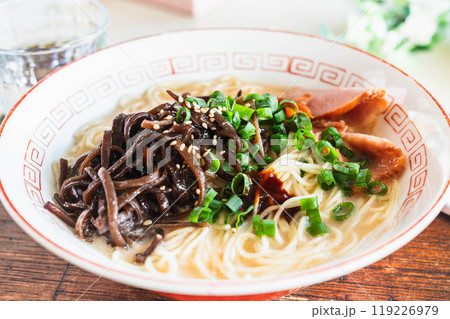 辛味だれをのせた博多豚骨ラーメン 119226979